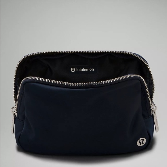 Lululemon Belt Bag 🔥SOLDOUT NWT🔥Everyday Large2L True Navy w/silver hardware - Picture 3 of 12